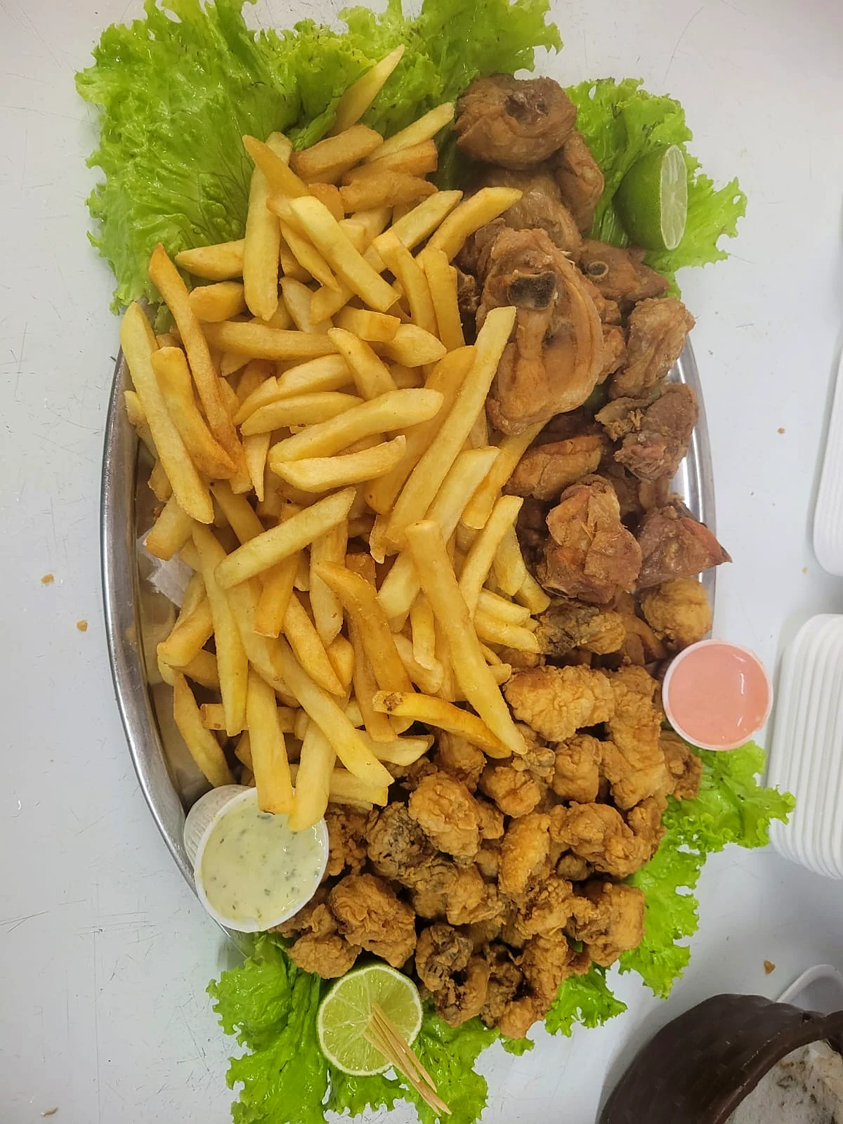 Fritas com frango e isca de peixe