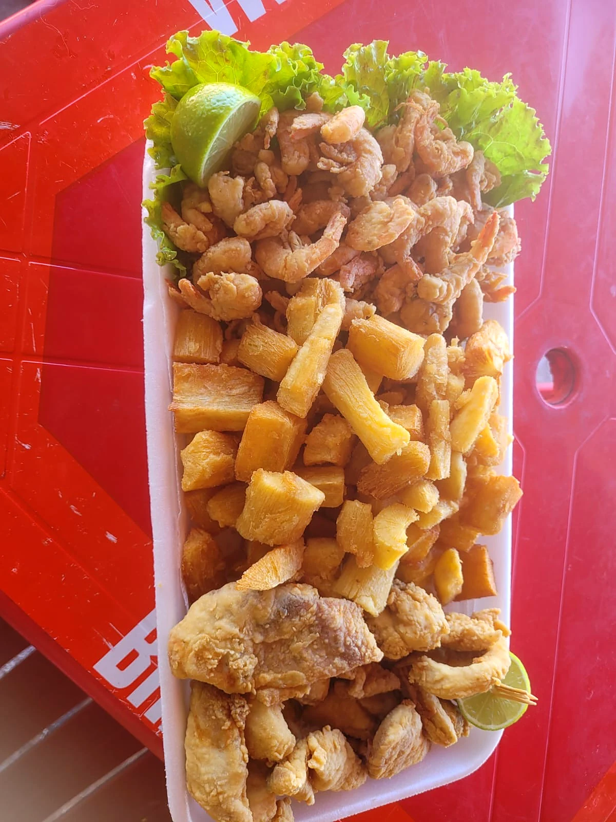 Camarão empanado, mandioca frita e peixe