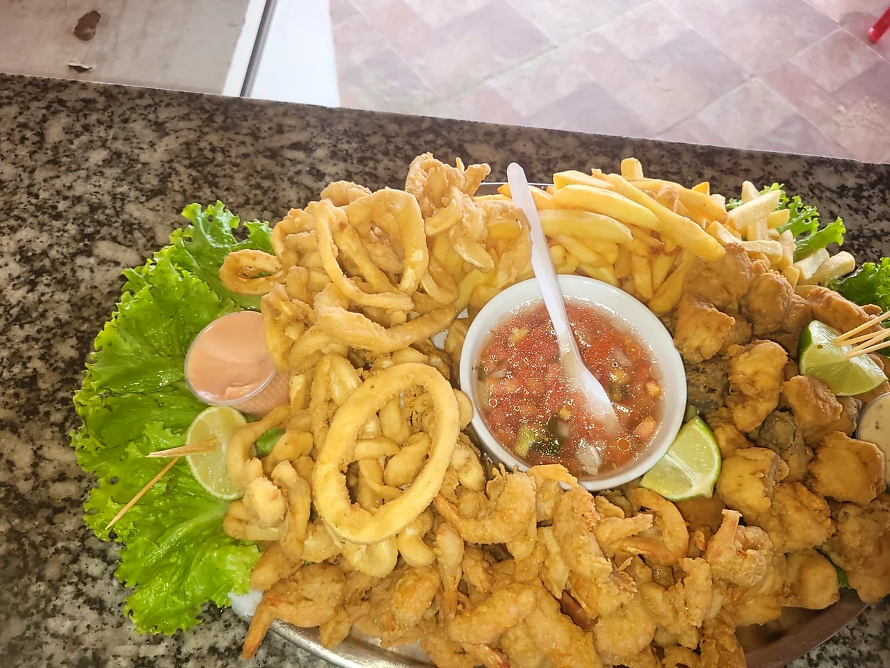 Porção mista: lula, camarão, peixe e fritas